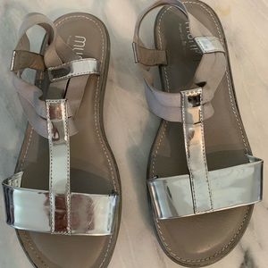 Women’s MUNRO silver leather flat sandals 8 1/2 W